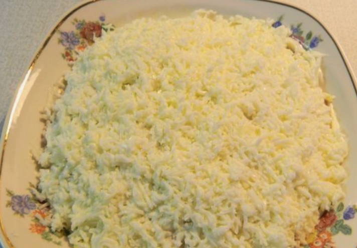 Луковый салат с яблоком, яйцом и сыром
