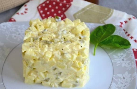 Луковый салат с яблоком