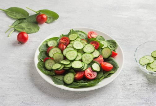 Овощной салат со шпинатом, помидорами и огурцами