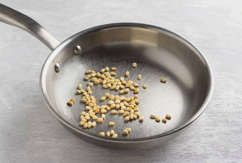 Овощной салат со шпинатом, помидорами и огурцами