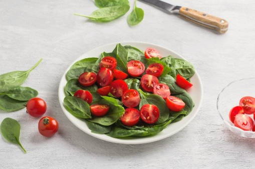 Овощной салат со шпинатом, помидорами и огурцами