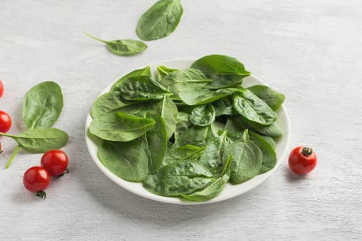 Овощной салат со шпинатом, помидорами и огурцами