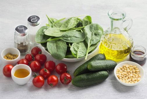 Овощной салат со шпинатом, помидорами и огурцами