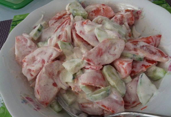 Овощной салат со сметаной