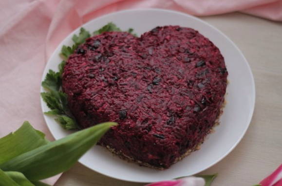 Слоеный салат из свеклы, моркови, сыра, изюма и чеснока