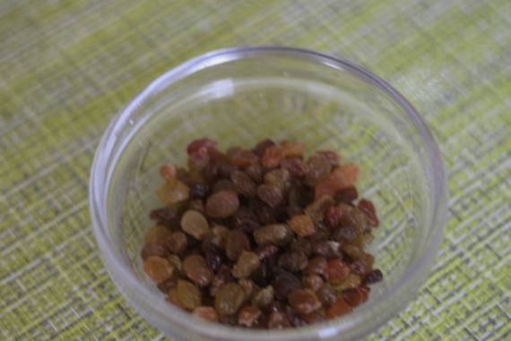Слоеный салат из свеклы, моркови, сыра, изюма и чеснока