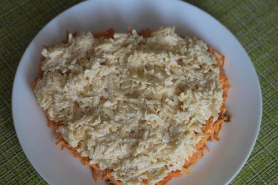 Слоеный салат из свеклы, моркови, сыра, изюма и чеснока