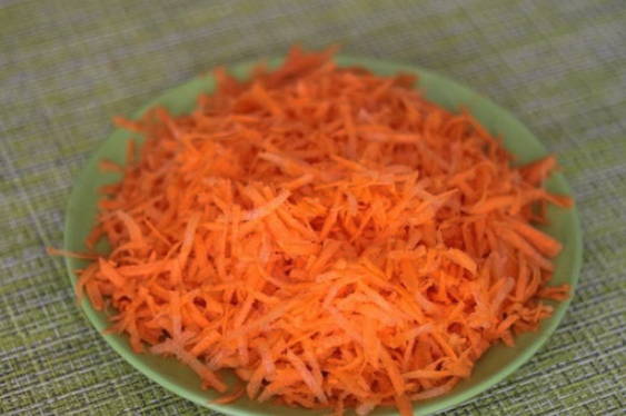 Слоеный салат из свеклы, моркови, сыра, изюма и чеснока