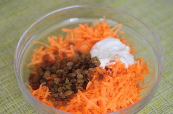 Слоеный салат из свеклы, моркови, сыра, изюма и чеснока
