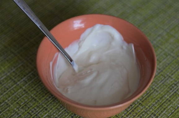 Слоеный салат из свеклы, моркови, сыра, изюма и чеснока