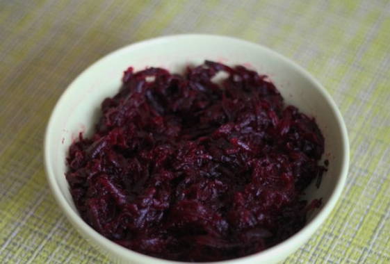 Слоеный салат из свеклы, моркови, сыра, изюма и чеснока