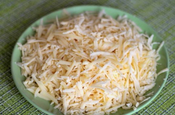 Слоеный салат из свеклы, моркови, сыра, изюма и чеснока