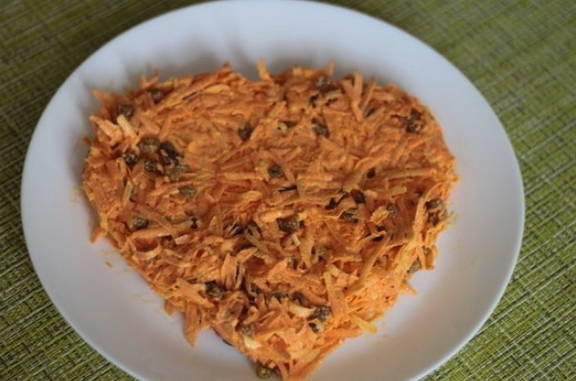 Слоеный салат из свеклы, моркови, сыра, изюма и чеснока