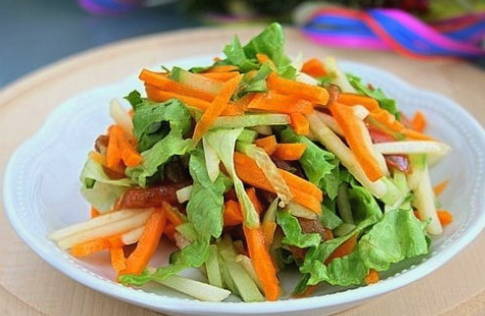 Салат с яблоками и овощами
