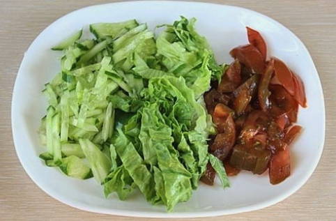 Салат с яблоками и овощами