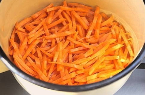 Салат с яблоками и овощами