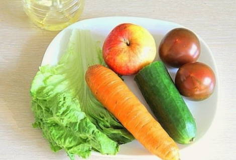 Салат с яблоками и овощами