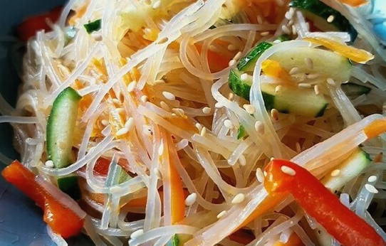 Салат с фунчозой и овощами без мяса