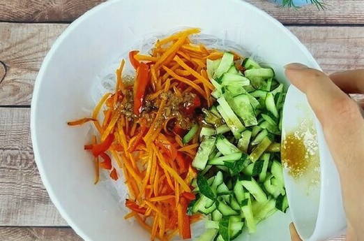Салат с фунчозой и овощами без мяса