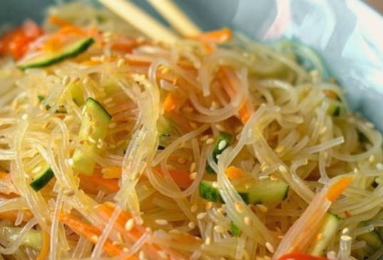 Салат с фунчозой и овощами без мяса