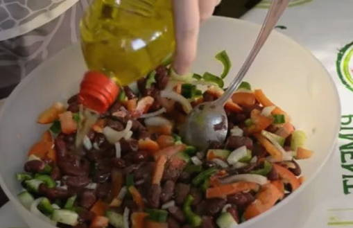 Овощной салат с фасолью консервированной
