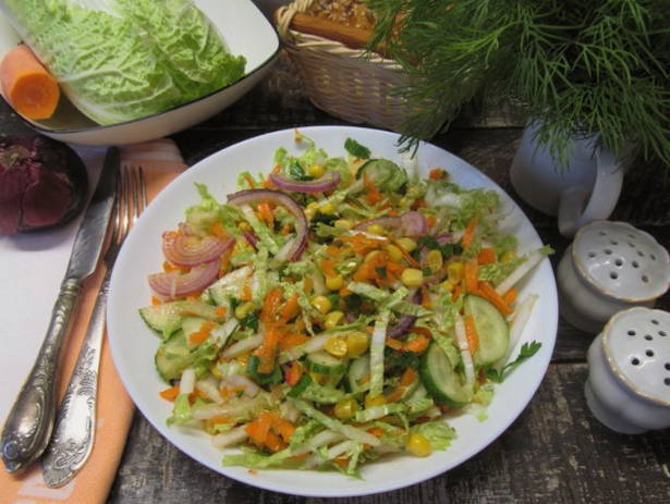 Салат с консервированной кукурузой, пекинской капустой и огурцом