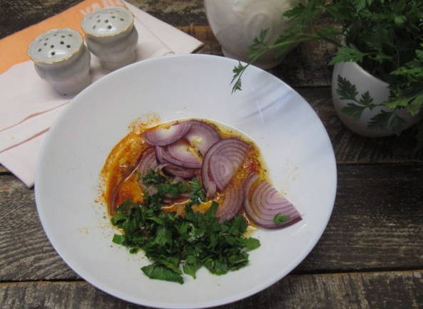 Салат с консервированной кукурузой, пекинской капустой и огурцом