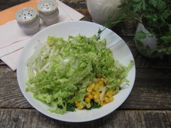 Салат с консервированной кукурузой, пекинской капустой и огурцом