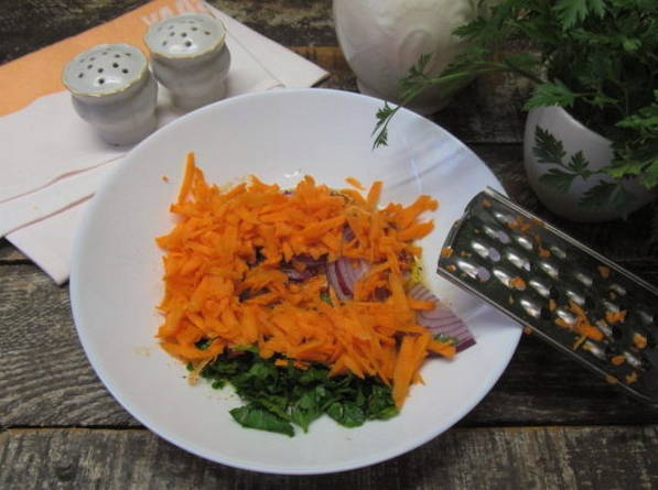 Салат с консервированной кукурузой, пекинской капустой и огурцом