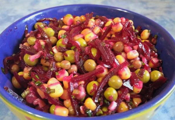 Салат из свеклы, консервированной кукурузы и горошка