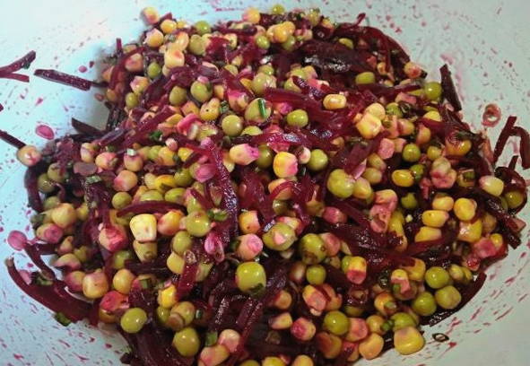 Салат из свеклы, консервированной кукурузы и горошка