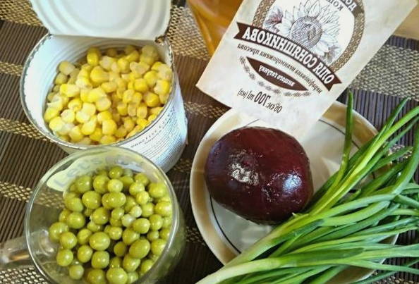 Салат из свеклы, консервированной кукурузы и горошка