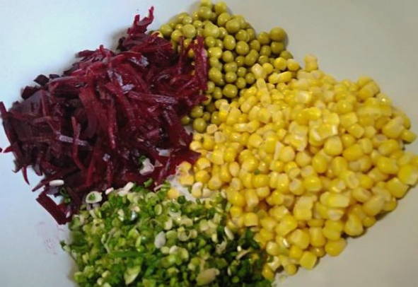 Салат из свеклы, консервированной кукурузы и горошка