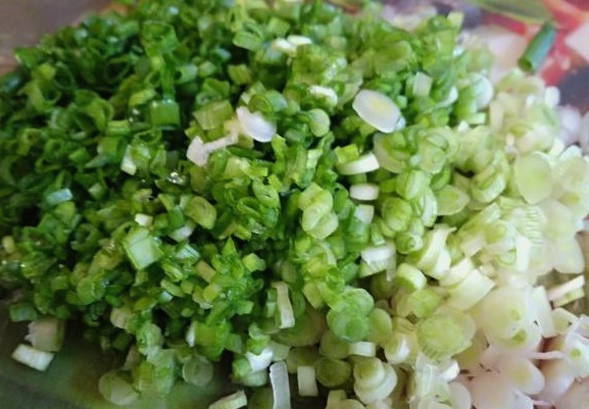 Салат из свеклы, консервированной кукурузы и горошка