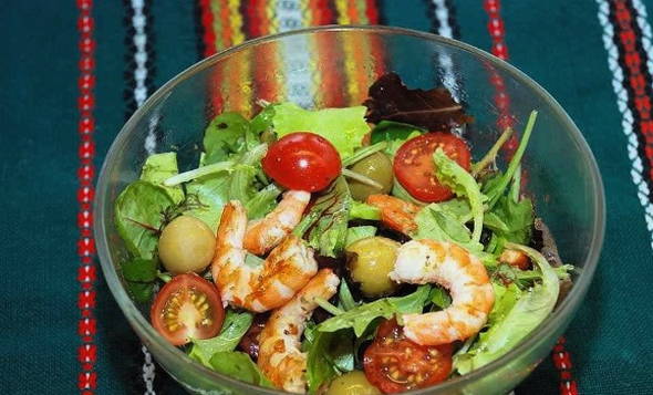 Салат с креветками, помидорами и оливками