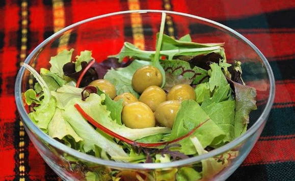 Салат с креветками, помидорами и оливками