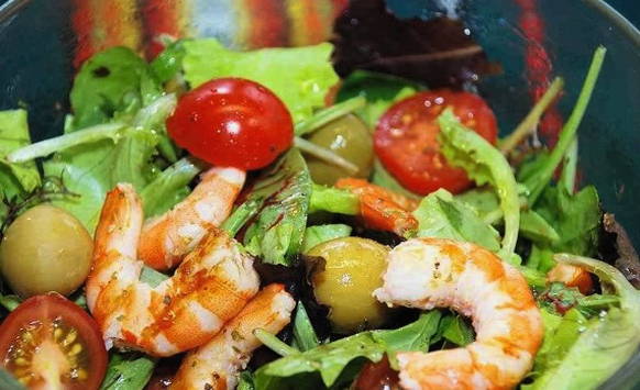 Салат с креветками, помидорами и оливками