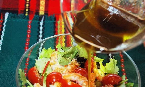 Салат с креветками, помидорами и оливками