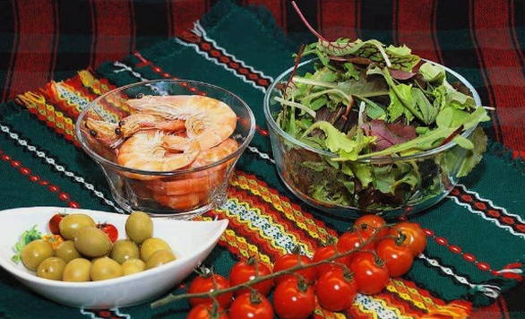 Салат с креветками, помидорами и оливками
