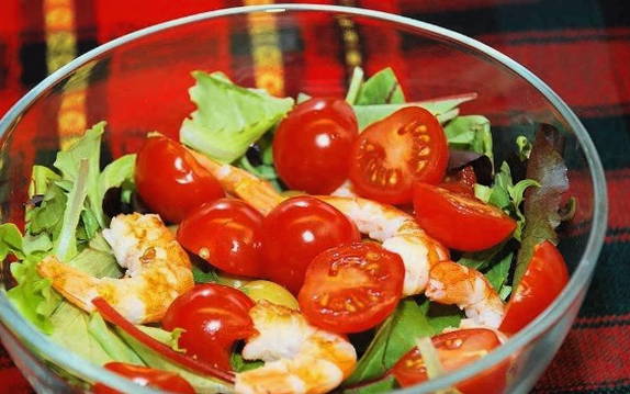 Салат с креветками, помидорами и оливками
