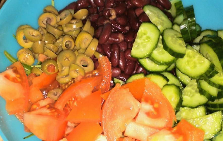 Постный салат с фасолью без мяса
