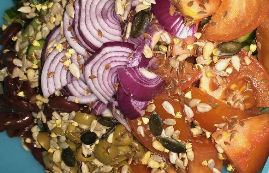Постный салат с фасолью без мяса
