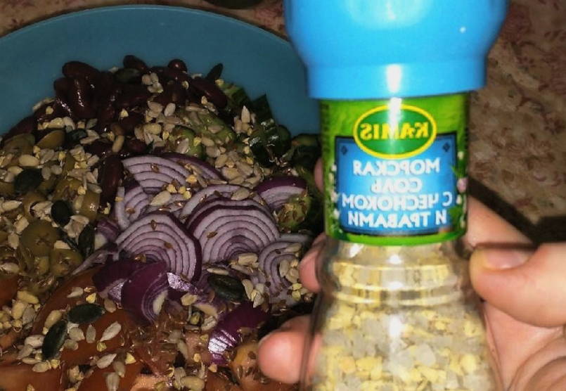 Постный салат с фасолью без мяса