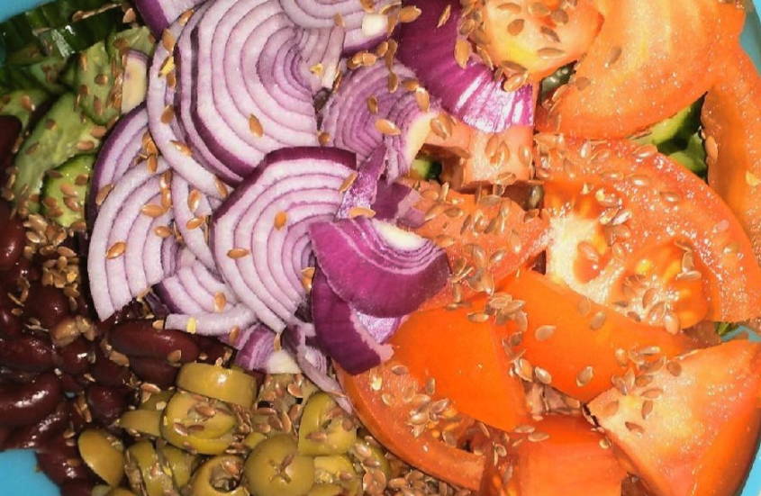 Постный салат с фасолью без мяса