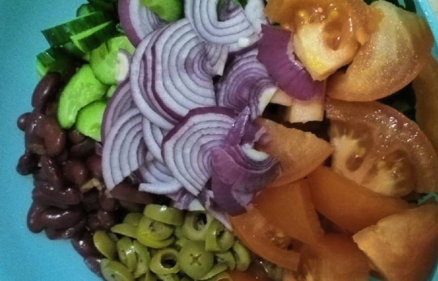 Постный салат с фасолью без мяса