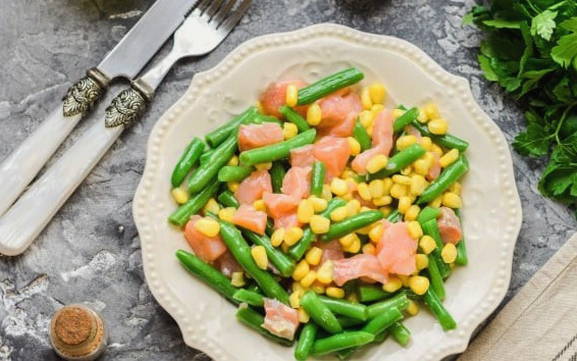 Салат с красной рыбой, стручковой фасолью и кукурузой