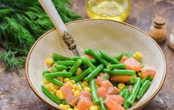 Салат с красной рыбой, стручковой фасолью и кукурузой