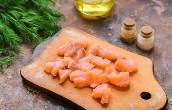 Салат с красной рыбой, стручковой фасолью и кукурузой
