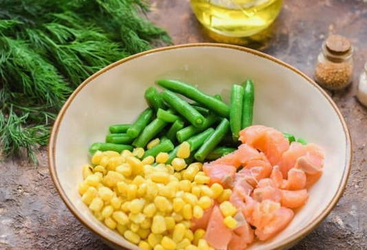Салат с красной рыбой, стручковой фасолью и кукурузой