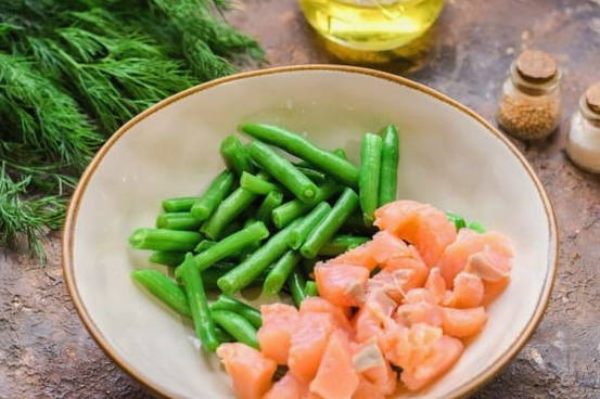 Салат с красной рыбой, стручковой фасолью и кукурузой